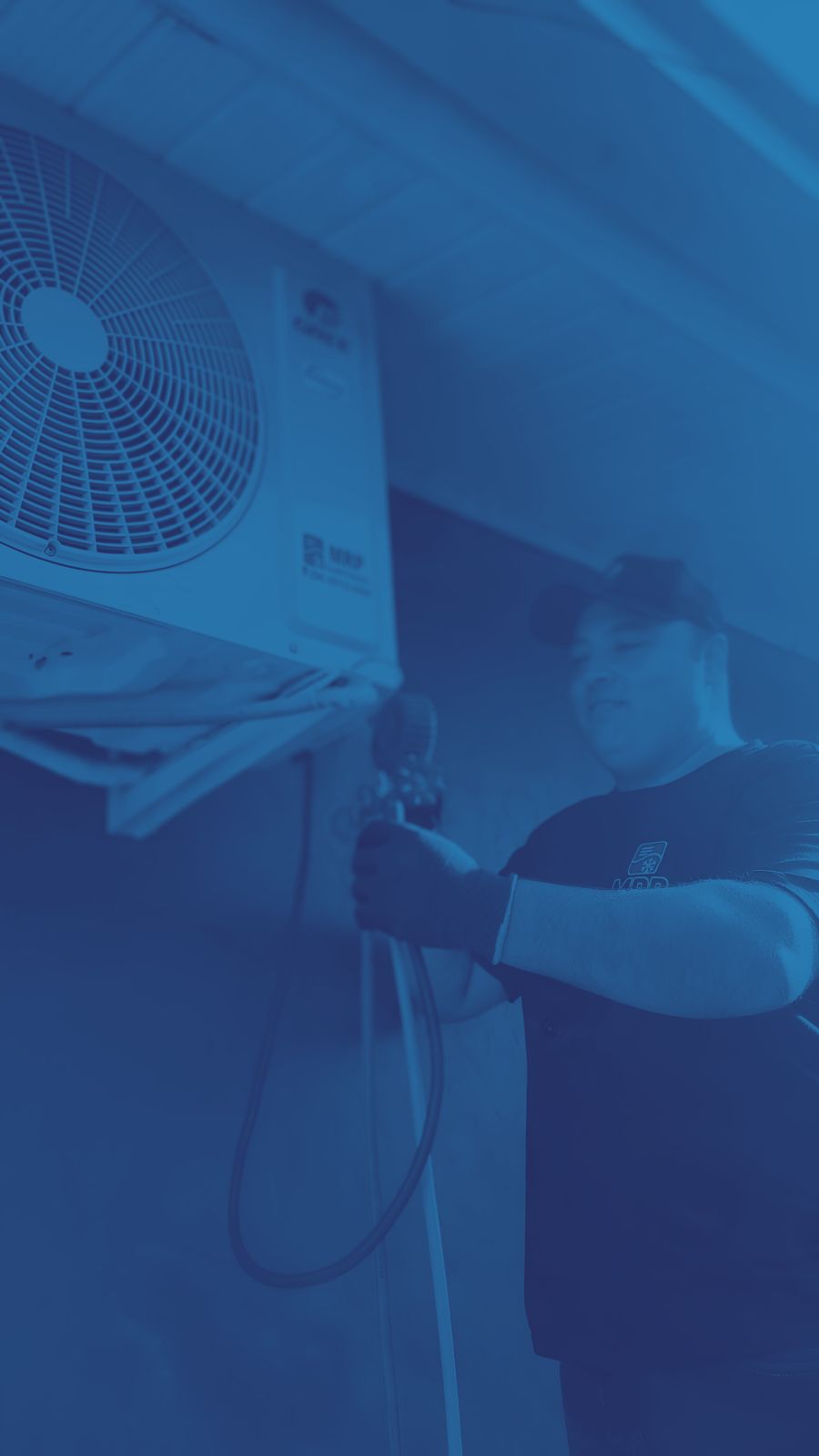 Técnico MRP instalando ar condicionado em Passo Fundo